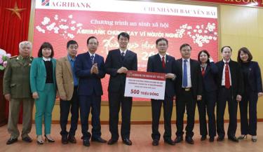 Lãnh đạo Agribank Chi nhánh Bắc Yên Bái trao biểu trưng 1.000 suất quà tết, trị giá 500 triệu đồng cho đại diện Mặt trận Tổ quốc Việt Nam tỉnh Yên Bái.