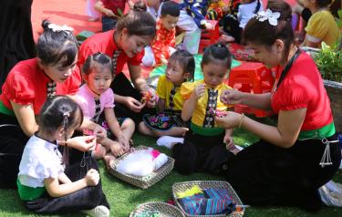 Các bé bậc học mầm non trên địa bàn thị xã Nghĩa Lộ trải nghiệm học nghề truyền thống.