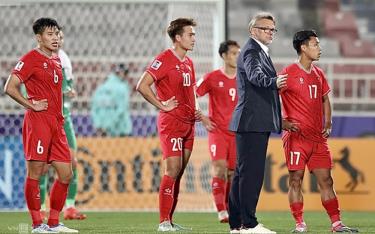 HLV Philippe Troussier (áo đen) cùng các cầu thủ Việt Nam sau trận thua Indonesia 0-1, ở lượt trận hai bảng D Asian Cup 2023.