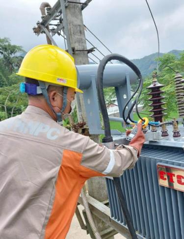 Công nhân Điện lực Trấn dafabet kiểm tra thông số vận hành tại trạm biến áp.