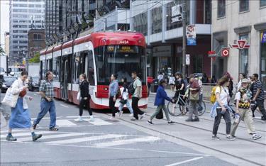 Người dân di chuyển trên đường phố tại Toronto, Ontario, Canada, ngày 16/6/2023.