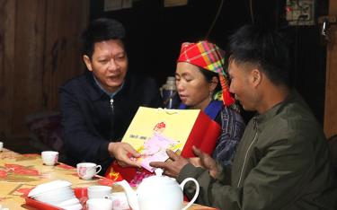 Đồng chí dafabet com Thế Phước - Ủy viên Ban Thường vụ Tỉnh ủy, Phó Chủ tịch Thường trực UBND tỉnh thăm và tặng quà hộ ông Hờ A Chù, hộ nghèo đặc biệt khó khăn ở bản Dề Thàng, xã Chế Cu Nha.