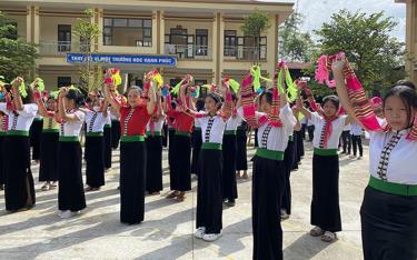Xoè Thái - Di sản văn hóa phi vật thể đại diện nhân loại được truyền dạy trong trường học tại thị xã Nghĩa Lộ.