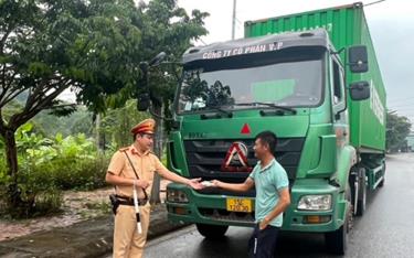 Cán bộ, chiến sĩ cảnh sát giao thông Công an huyện Văn Yên tăng cường tuần tra, kiểm soát những ngày áp tết.