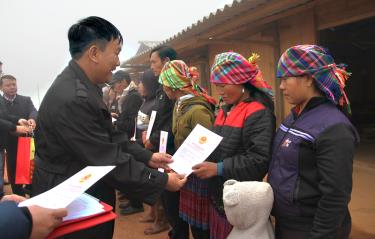Đồng chí Lê Trọng Khang - Phó Bí thư Huyện ủy, Chủ tịch UBND huyện trao giấy chứng nhận quyền sử dụng đất cho các hộ gia đình ở khu tái định cư.