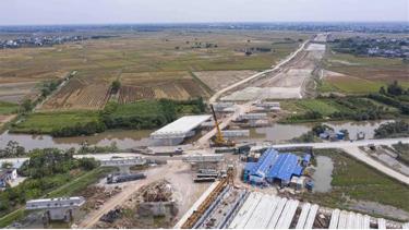 Xây dựng cầu vượt QL 21 tại Km0+00 thuộc Dự án xây dựng tuyến đường bộ mới Nam Định-Lạc Quần-đường bộ ven biển. (Ảnh minh họa)