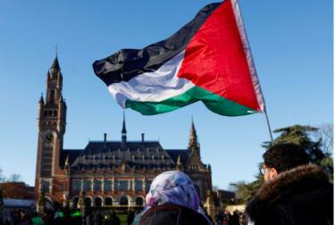 Những người ủng hộ Palestine tập trung bên ngoài trụ sở ICJ trước khi toà ra phán quyết.