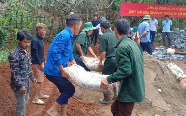 Người dân xã Nậm Khắt, huyện Mù Cang Chải chung sức xây dựng nhà ở đảm bảo 3 cứng cho hộ nghèo.