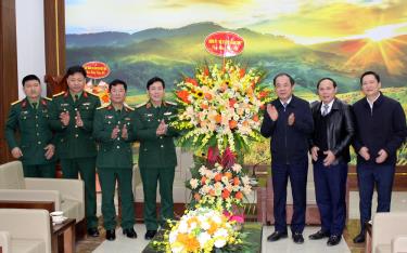 Thay mặt Bộ Tư lệnh Quân khu 2, Thiếu tướng Định Mạnh Phác - Phó Tư lệnh Quân khu tặng hoa chúc mừng Đảng bộ, chính quyền và nhân dân các dân tộc tỉnh Yên Bái.