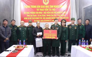 Lãnh đạo Hội CCB tỉnh Yên Bái, Hội Doanh nhân CCB tỉnh và chính quyền xã An Thịnh trao tiền hỗ trợ cho gia đình ông Phùng Văn Mão .