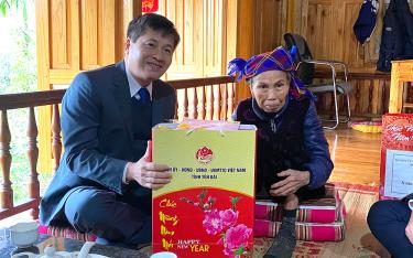 Đồng chí Ngô Hạnh Phúc - Phó Chủ tịch UBND tỉnh thăm, tặng quà cụ La Thị Vi, 90 tuổi, ở thôn An Bình, xã Bảo Ái.