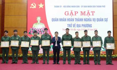 Lãnh đạo thành phố link vào dafabet trao giấy khen cho 10 quân nhân hoàn thành xuất sắc nhiệm vụ trong thời gian tại ngũ
