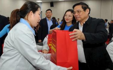 Thủ tướng Phạm Minh Chính tặng quà Tết cho công nhân lao động.
