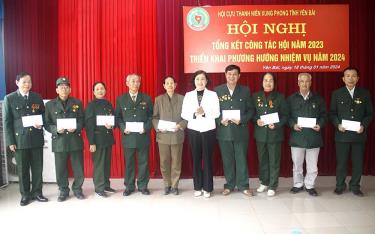 Đồng chí Nông Thị Kim Cúc - Phó Chủ tịch Ủy ban Mặt trận Tổ quốc tỉnh trao quà của Quỹ Thiện Tâm hỗ trợ cho các hội viên cựu TNXP nghèo dịp Tết Nguyên đán Giáp Thìn 2024.
