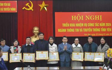 Lãnh đạo Sở TTTT trao giấy khen cho các phòng văn hóa và thông tin cấp huyện đã có tlink m88 mới tích xuất sắc trong nhiệm vụ năm 2023. 

