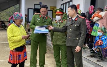 Các cán bộ Phòng An ninh chính trị nội bộ, Công an tỉnh Yên Bái, Công an huyện Trạm Tấu tuyên truyền, phổ biến, giáo dục pháp luật cho đồng bào Bản Mù