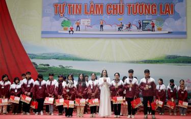 Miss Vietnam Culture and Tourism 2024 Pham Thi Ngoc Thanh presenting gifts to diligent students.