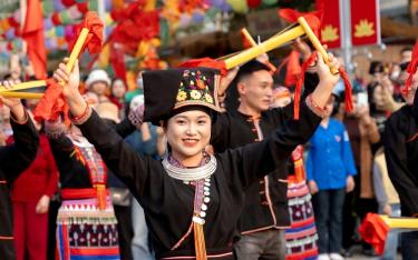 A graceful Dao girl participates in a street parade during the 5th Van Yen Cinnamon Festival in 2025.