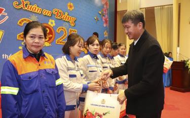 Secretary of the Provincial Party Committee Tran Huy Tuan personally presented support and gifts to workers facing hardships across Yen Bai Province.