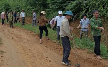 Hội viên Hội Nông dân xã Tân Đồng, huyện Trấn Yên tham gia vệ sinh đường nông thôn.