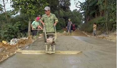 Nhân dân xã Nậm Lành bê tông hóa đường giao thông nông thôn.