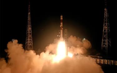 Tên lửa ISRO PSLV-C60 mang theo hai vệ tinh SpaDeX SDX01 (Chaser) và SDX02 (Target) từ Trung tâm Không gian Satish Dhawan ở Sriharikota. (Ảnh: AFP)