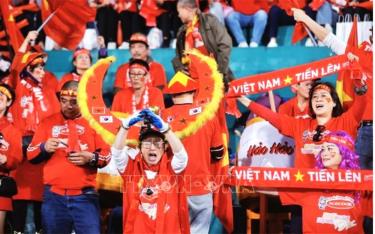 Khán giả Việt Nam luôn cổ vũ nhiệt tình đội tuyển Việt Nam.