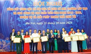 Ông m88 trang cá cược the thao Ngọc Thanh - Giám đốc AgriBank Chi nhánh huyện Văn Chấn (thứ 4 từ trái qua phải)nhận Bằng khen của Bộ giáo dục tại lễ tổng kết công tác xã hội hóa về kiên cố hóa trường lớp học và nhà công vụ cho giáo viên giai đoạn 2013 – 2023
