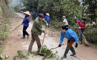 Nhân dân xã Hòa Cuông, huyện Trấn Yên tham gia vệ sinh môi trường nông thôn.