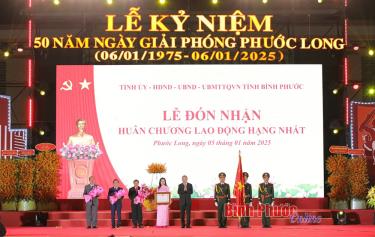 Tổng Bí thư Tô Lâm trao Huân chương Lao động hạng Nhất cho Đảng bộ, chính quyền và nhân dân thị xã Phước Long.