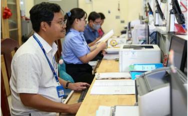 Nghị định 178 có quy định chính sách khuyến khích cán bộ cấp trung ương, cấp tỉnh về công tác ở cấp xã. Trong ảnh: Cán bộ UBND phường 8, quận 10, TP HCM trong giờ làm việc