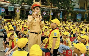 Cảnh sát giao thông thành phố Yên Bái tuyên truyền về ATGT cho học sinh Trường Tiểu học Kim Đồng, thành phố Yên Bái.