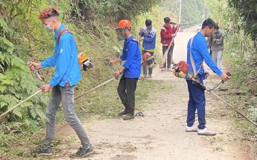 Đoàn viên thanh niên xã Âu Lâu tham gia vệ sinh môi trường.