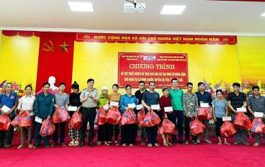 Lãnh đạo Cục THADS tỉnh download tại m88 vin trao quà cho các hộ nghèo có hoàn cảnh khó khăn tại xã Minh Chuẩn, huyện Lục Yên.