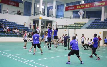 Các vận động viên tham gia thi đấu môn bóng chuyền hơi (Ảnh minh họa).