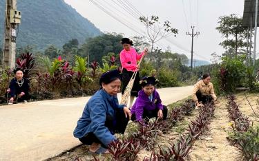 Người dân xã Tân Lập, huyện Lục Yên tham gia dọn dẹp vệ sinh đường làng, ngõ xóm, đảm bảo cảnh quan môi trường sáng, xanh, sạch, đẹp.