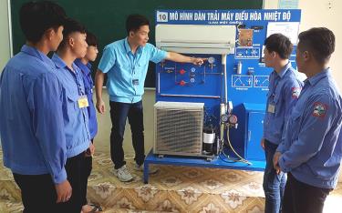 Giờ học modul đo lường điện lạnh của học viên Trường Trung cấp nghề Dân tộc nội trú Nghĩa Lộ.
