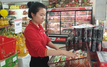 Nhân viên hệ thống Cửa hàng Winmart+ tại thành phố Yên Bái chuẩn bị hàng hóa phục vụ người dân mua sắm tết.