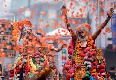 Các tín đồ đạo Hindu tham gia Lễ hội Mahakumbh Mela ở Prayagraj, Ấn Độ.