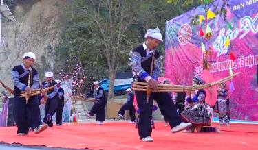 Hội thi khèn Mông đặc sắc trong khuôn khổ Festival Khèn Mông và Lễ hội hoa Tớ dày để lại nhiều ấn tượng cho du khách.