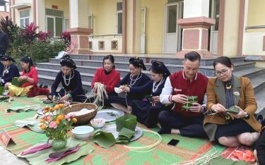 Thi gói bánh chưng trong Chương trình “Tết nhân ái” được tổ chức tại xã Tân Lĩnh, huyện Lục Yên.
