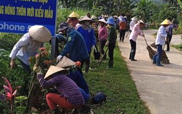 Nhân dân xã Hồng Ca, huyện Trấn Yên tham gia vệ sinh môi trường nông thôn.