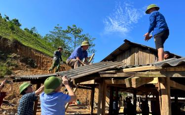 Xã Sùng Đô, huyện Văn Chấn hỗ trợ làm nhà cho hộ có hoàn cảnh khó khăn.