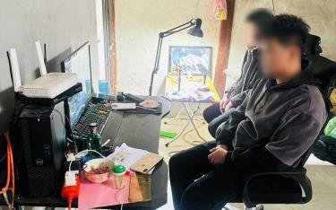 Hai đối tượng Sầm Văn Đ và Nông Văn T và tang vật bị Công an bắt giữ trong lúc live đá