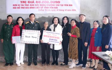 Hội HTGĐLS tỉnh, nhà hảo tâm phối hợp cùng chính quyền huyện Trấn Yên trao quà và kinh phí hỗ trợ làm nhà cho bà Đặng Thị Tại.