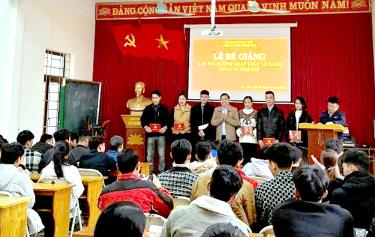 Lãnh đạo Ban Tuyên giáo Huyện ủy Lục Yên trao chứng chỉ cho các học viên hoàn thành lớp bồi dưỡng lý luận chính trị cho đảng viên mới