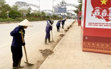 Công nhân Công ty cổ phần Tư vấn đầu tư xây dựng Hà Thành vệ sinh tuyến đường khu vực trung tâm Km5, thành phố Yên Bái.