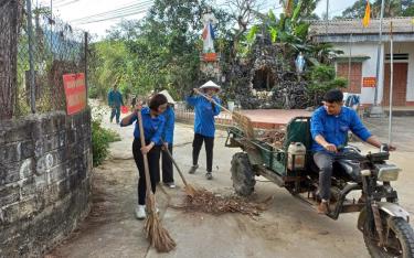 Đoàn viên thanh niên xã Hán Đà tích cực tham gia vệ sinh môi trường nông thôn.