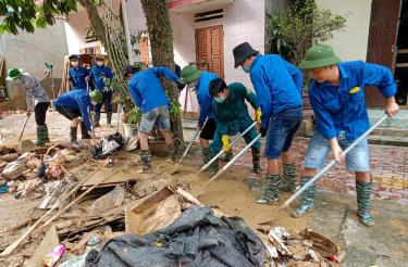 Đoàn viên thanh niên thị xã Nghĩa Lộ tham gia hỗ trợ dọn vệ sinh môi trường, khắc phục hậu quả sau thiên tai trên địa bàn thành phố Yên Bái.