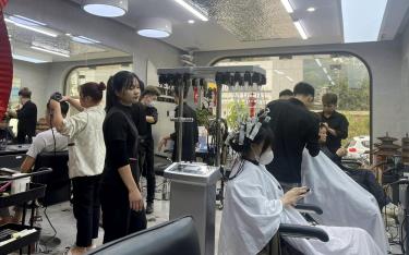 Lượng khách đến với các salon tóc trên địa bàn thành phố Yên Bái đông gấp 2 - 3 lần ngày thường.